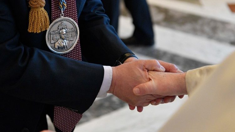 Påven skakar hand med medlemmar i olika brödraskap