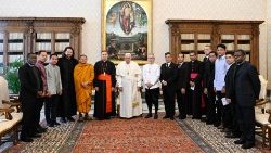 कम्बोडिया के बौद्ध भिक्षु और प्रतिनिधिमंडल के साथ संत पापा फ्राँसिस