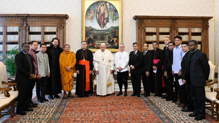 कम्बोडिया के बौद्ध भिक्षु और प्रतिनिधिमंडल के साथ संत पापा फ्राँसिस