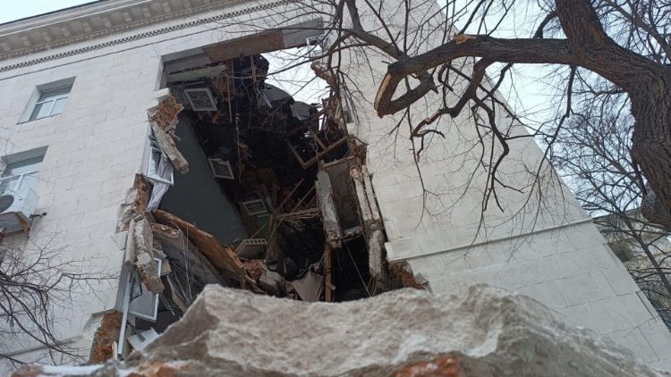 UCRAINA, KERSON, DUE GIORNO DI ITERROTTI BOMBARDAMENTI. COLPITI PALAZZO SCOLASTICO, OSPEDALE E, UN QUARTIERE  - FOTO(ANSA/CARLO ORLANDI)