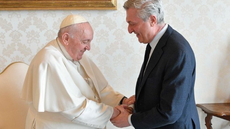Filippo Grandi e Papa Francesco in Vaticano