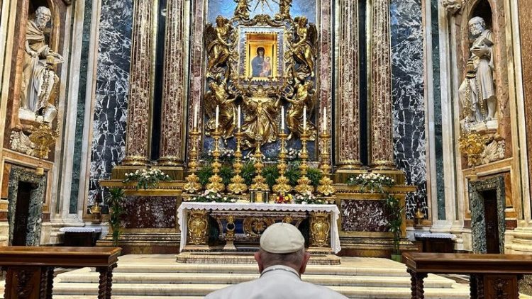 Il Papa a Santa Maria Maggiore in preghiera davanti all'icona Salus Populi Romani