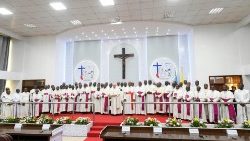 திருத்தந்தை பிரான்சிஸ் அவர்களுடன் தென்சூடான் ஆயர்கள்  (கோப்புப்படம் 3.2.2023)