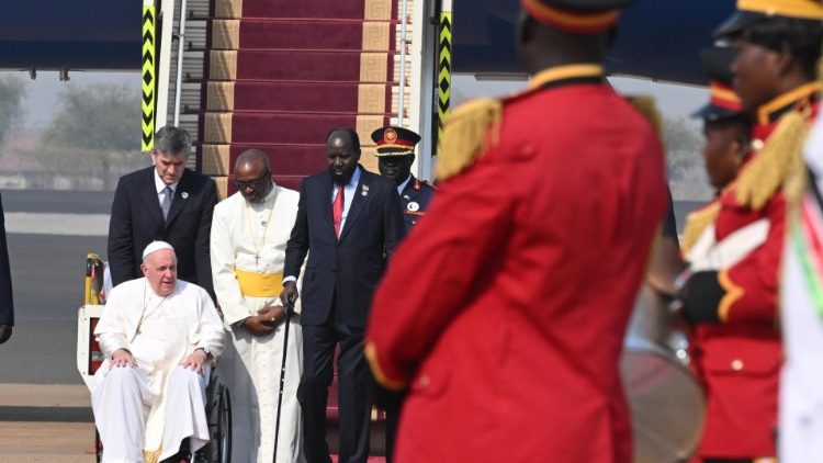 Rais wa Sudan Kusini akimlaki Papa uwanja wa Ndege