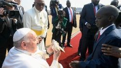 Le Pape François, à son arrivée à l'aéroport international de Juba, capitale du Soudan du Sud, le 3 février 2023