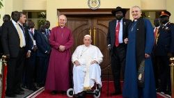 L’archevêque de Canterbury Justin Welby et le modérateur de l'Eglise d'Ecosse Iain Greenshields aux côtés du Pape et du président sud-soudanais.