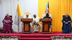 Pope Francis (C-L) next to President of South Sudan Salva Kiir (C-R).