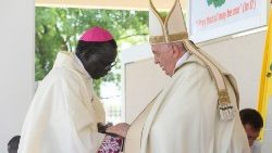 Papež Frančišek se zahvaljuje jubskemu nadškofu Stephenu Ameyu Martinu Mulli.