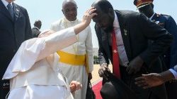 出発前、南スーダンのマヤルディ大統領に祝福を与える教皇フランシスコ　2023年2月5日　ジュバ国際空港