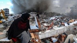 Жена сред развалините на собствения си дом в Искендерун, 07.02.2023