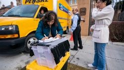  Hilfen gehen auch an die Erdbebenopfer in der Türkei - auf dem Bild eine Frau, die den Erhalt von Hilfsgütern nach dem Erdbeben im Februar 2023 bestätigt