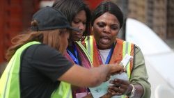 Wahlhelfer kontrollieren Stimmzettel nach  Auszählung der Stimmen in Lagos. In einigen Landesteilen wurde die Wahl bis zu diesem Sonntag verlängert, weil es zuvor Probleme bei Durchführung der Wahlen gegeben hatte. 