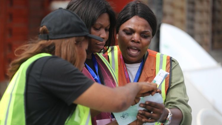 Wahlhelfer kontrollieren Stimmzettel nach  Auszählung der Stimmen in Lagos. In einigen Landesteilen wurde die Wahl bis zu diesem Sonntag verlängert, weil es zuvor Probleme bei Durchführung der Wahlen gegeben hatte. 