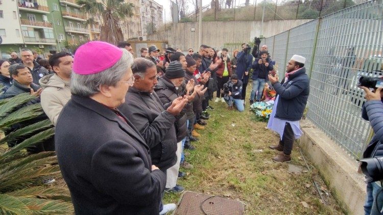 Der Vizepräsident der Italienischen BIschofskonferenz (CEI), Bischof Francesco Savino, bei einem Gebet für die ertrunkenen Migranten
