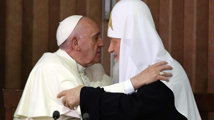 Franziskus und der russisch-orthodoxe Patriarch Kyrill 2016 auf Kuba