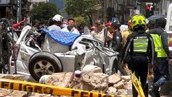 Das Erdbeben der Stärke 6,8 in Ecuador and Peru hat mindestes 15 Todesopfer gefordert