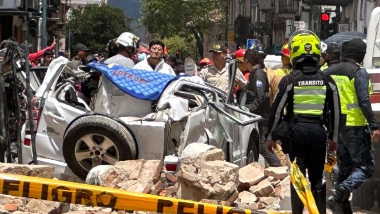 Das Erdbeben der Stärke 6,8 in Ecuador and Peru hat mindestes 15 Todesopfer gefordert