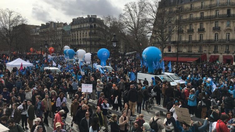 Le proteste in piazza per la riforma sulle pensioni (Ansa / Paolo Levi)