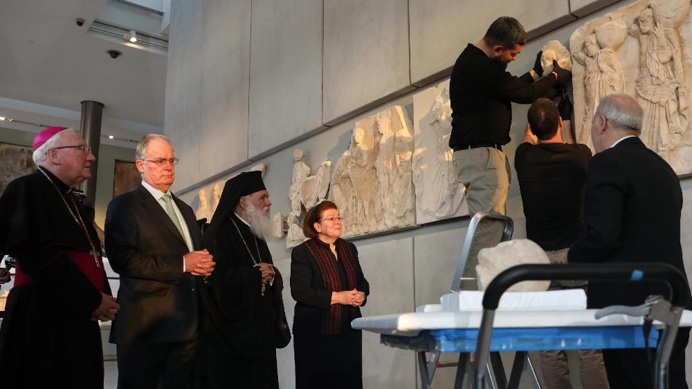 Fotogalerie z návratu a instalace fragmentů v aténském muzeu