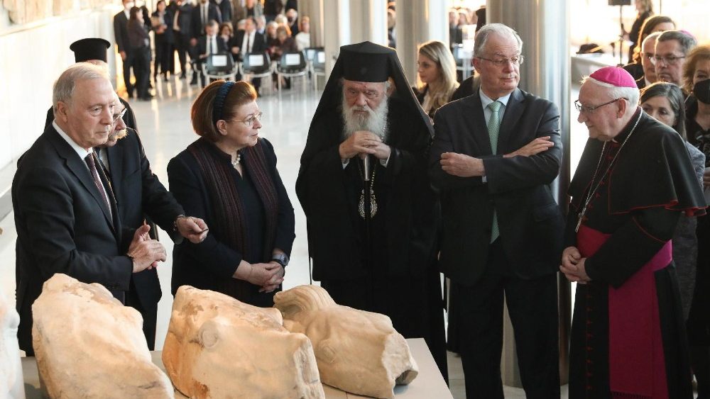Fotogalerie z návratu a instalace fragmentů v aténském muzeu