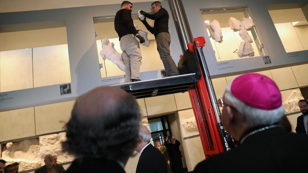 Fotogalerie z návratu a instalace fragmentů v aténském muzeu