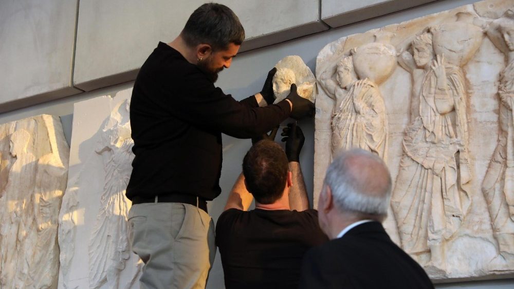 Fotogalerie z návratu a instalace fragmentů v aténském muzeu