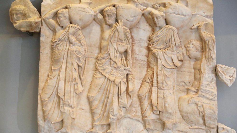 Fotogalerie z návratu a instalace fragmentů v aténském muzeu