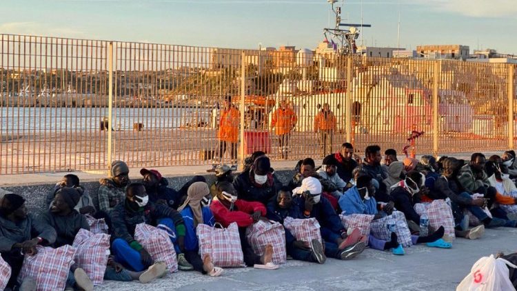 Migran dan Pengungsi Mendapatkan Bantuan di Pusat Penampungan Lampedusa