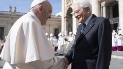 Papa Francesco e il presidente italiano Sergio Mattarella
