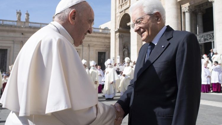 Papež František a prezident Italské republiky Sergio Mattarella na archivním snímku