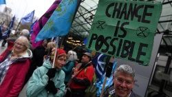 लन्दन में स्वास्थ्य मंत्रालय के बाहर जलवायु परिवर्तन के खिलाफ प्रदर्शन करते लोग, 21.04.2023