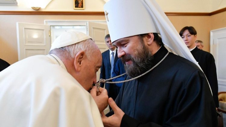 A pápa megcsókolta a metropolita Istenszülőt ábrázoló medálját, ami a püspöki rangját jelképezi