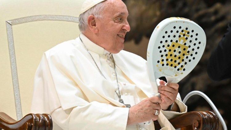 Papst Franziskus mit einem personalisierten Padelschläger bei der Audienz