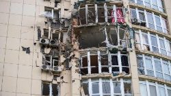 Il sindaco di Kyiv denuncia: dall'inizio della guerra la capitale non è mai stata attaccata così pesantemente. Nella foto un edificio colpito