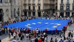 Menschen halten die Europaflagge am Europe Day 