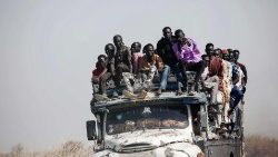 Sudan refugees and returnees flee to South Sudan
