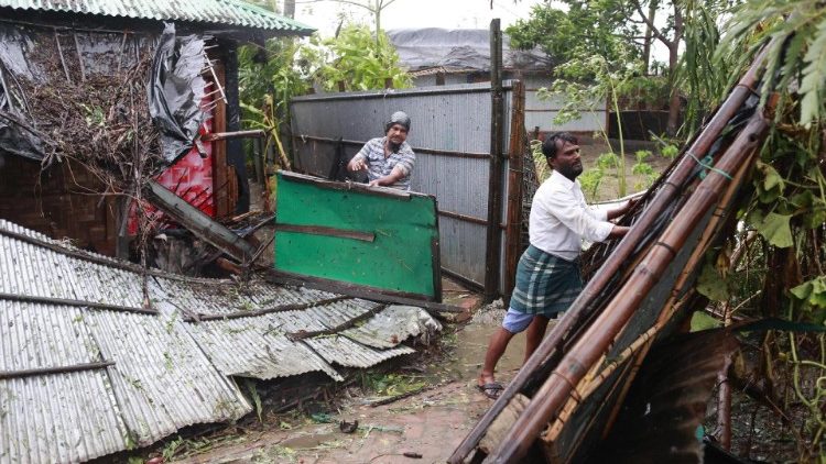 तूफान के बाद कॉक्स बाजार में लोग अपने घरों को मरम्मत करते हुए