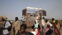 खार्तूम से  अपने देश दक्षिण सूडान लौटने वाले लोग