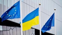 EU- und Ukraine-Flaggen