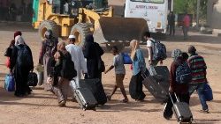 People fleeing Sudan conflict arrive to southern Egypt