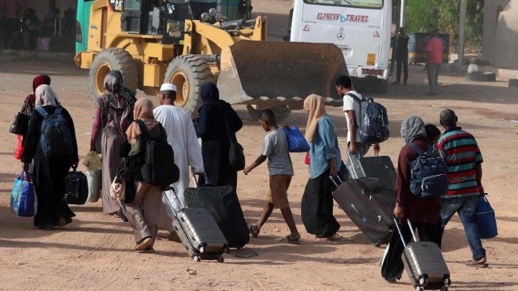 People fleeing Sudan conflict arrive to southern Egypt