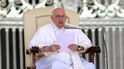 Papa Francesco all'udienza generale di questa mattina in Piazza San Pietro