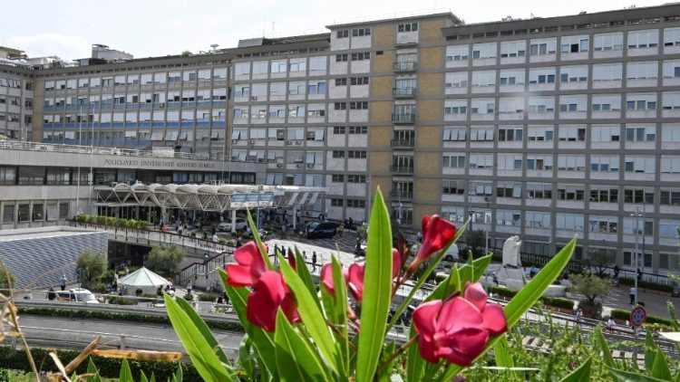 Afya ya BabaMtakatifu Francisko inaendelea kuimarika. 