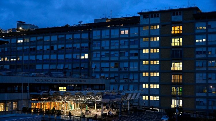 Baba Mtakatifu Francisko anawashukuru watu wote wa Mungu wanaoendelea kusali, kumwombea na kumwandikia ujumbe wa matumaini wakati huu anapoendelea na matibabu kwenye Hospitali ya Chuo Kikuu cha Agostino Gemelli.