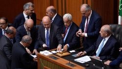Auszählung der Wahlkarten im libanesischen Parlament