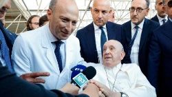 Papież Franciszek po opuszczeniu szpitala z lekarzem, który go operował 