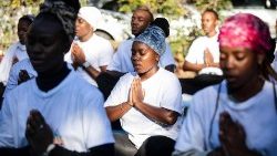 Am internationalen Yoga-Tag in einem Township von Johannesburg