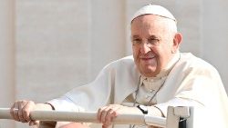 O Papa Francisco na Praça São Pedro depois da internação no Gemelli