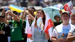 Pielgrzymi zebrani na Placu św. Piotra na modlitwie Anioł Pański z Papieżem Franciszkiem