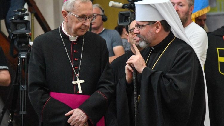 Großerzbischof Swjatoslaw Schewtschuk (rechts) und der polnische Bischofskonferenz-Vorsitzende Stanisław Gądecki (links) bei einem gemeinsamen Gedenken an die Opfer der Wolhynien-Massaker vor 80 Jahren 